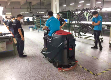 駕駛式洗地機(jī)不但清潔效果很棒，沒(méi)想到抑塵效果更明顯！