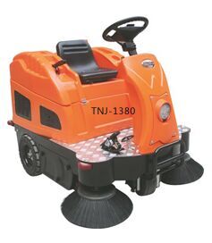 駕駛式中型掃地車(chē)
